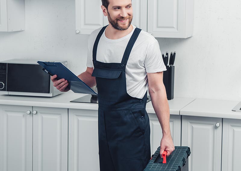 Hombre con herramientas en cocina