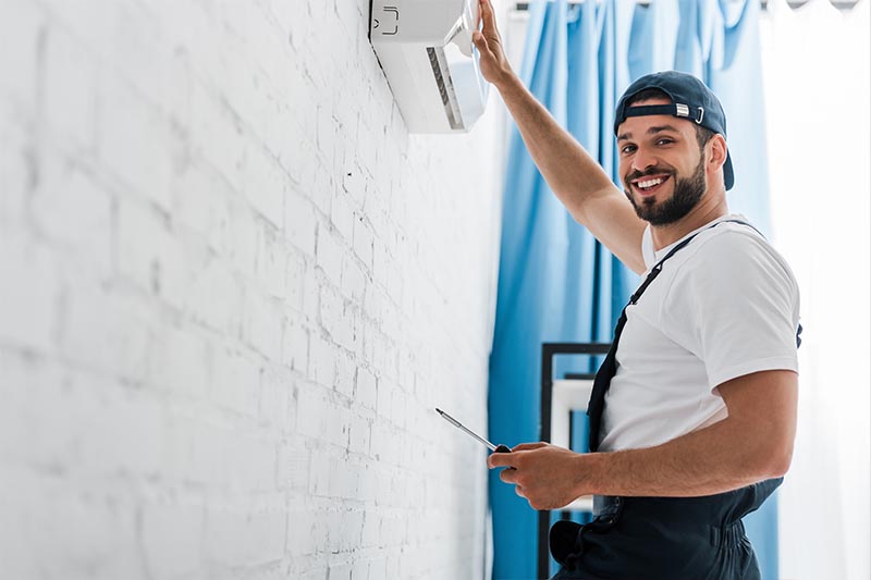Instalador de aire acondicionado sonriente