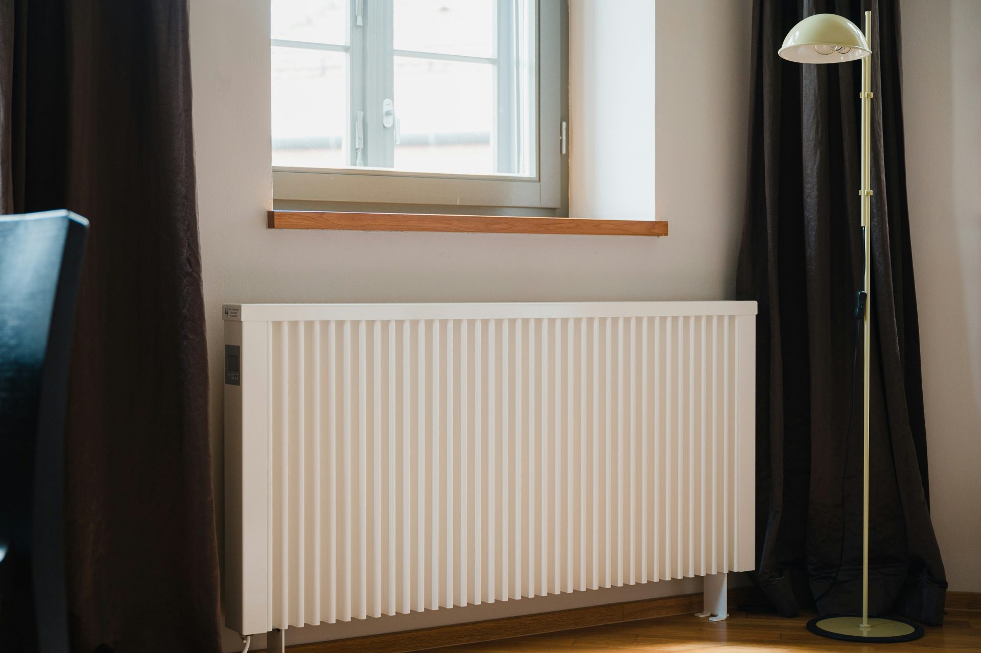 un radiador blanco en una habitación