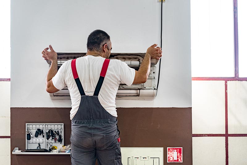 Técnico revisando un aire acondicionado
