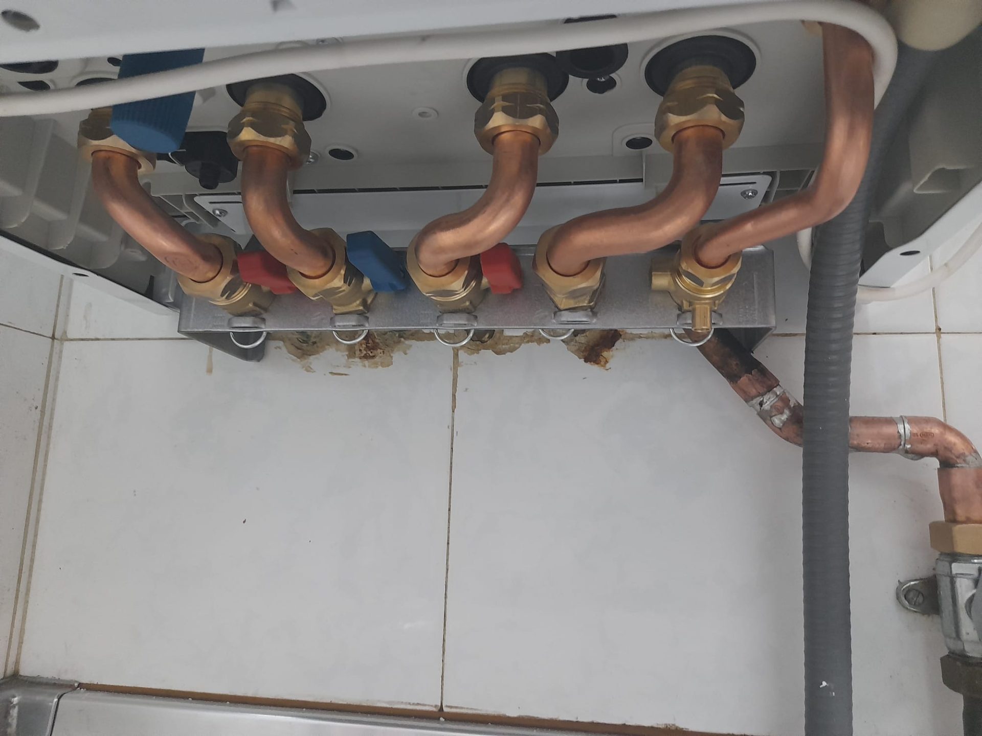 Colector de tuberías de cobre conectado a una instalación de calefacción.
