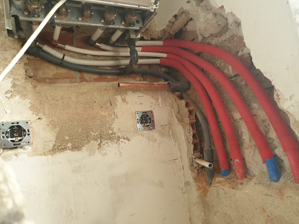 Instalación de tuberías y conducciones en una pared de obra.