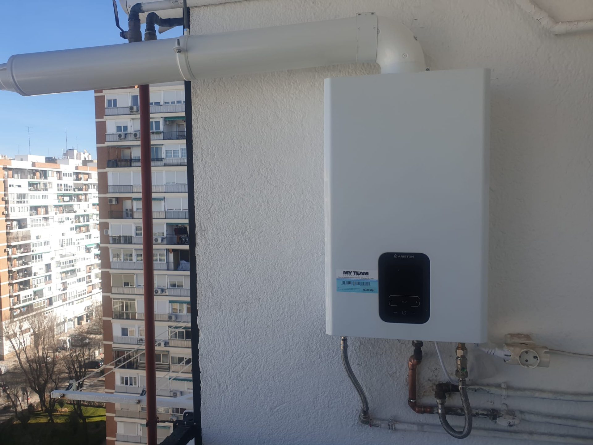 Caldera moderna instalada en una pared exterior.