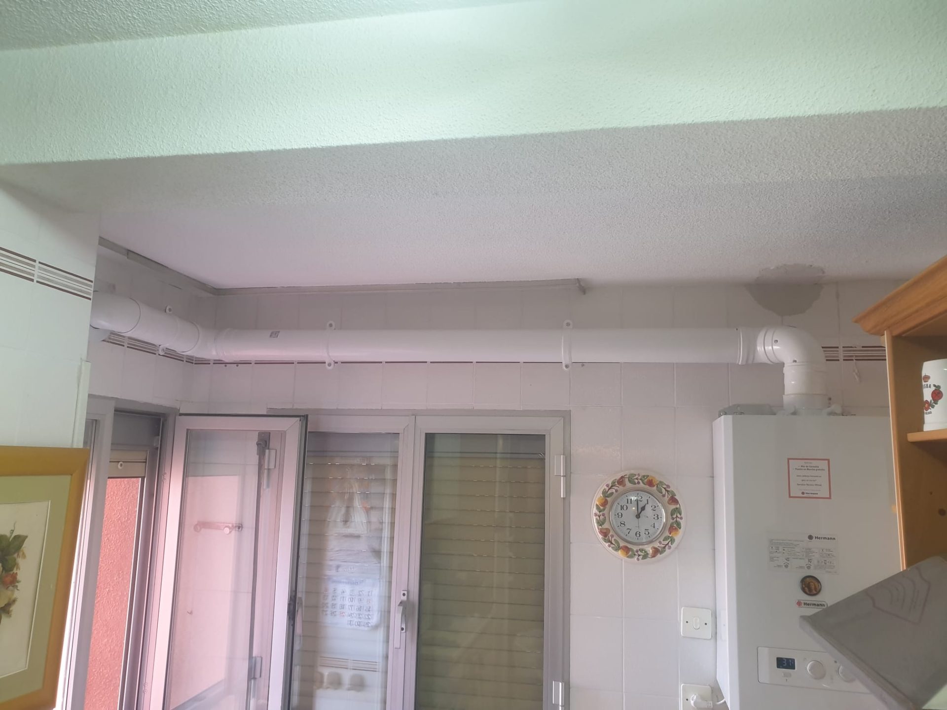 Caldera de gas instalada en el techo de una vivienda.